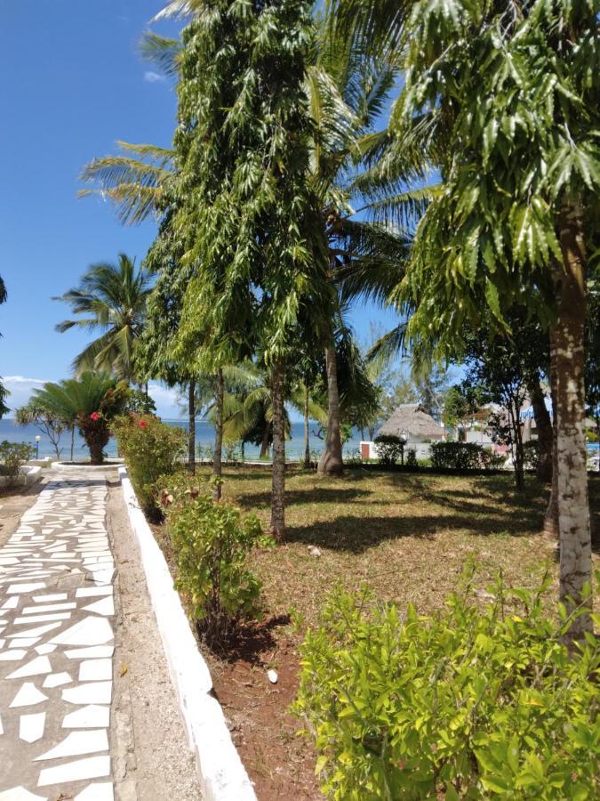 Coconut Tree Village Beach Resort Уроа Екстериор снимка